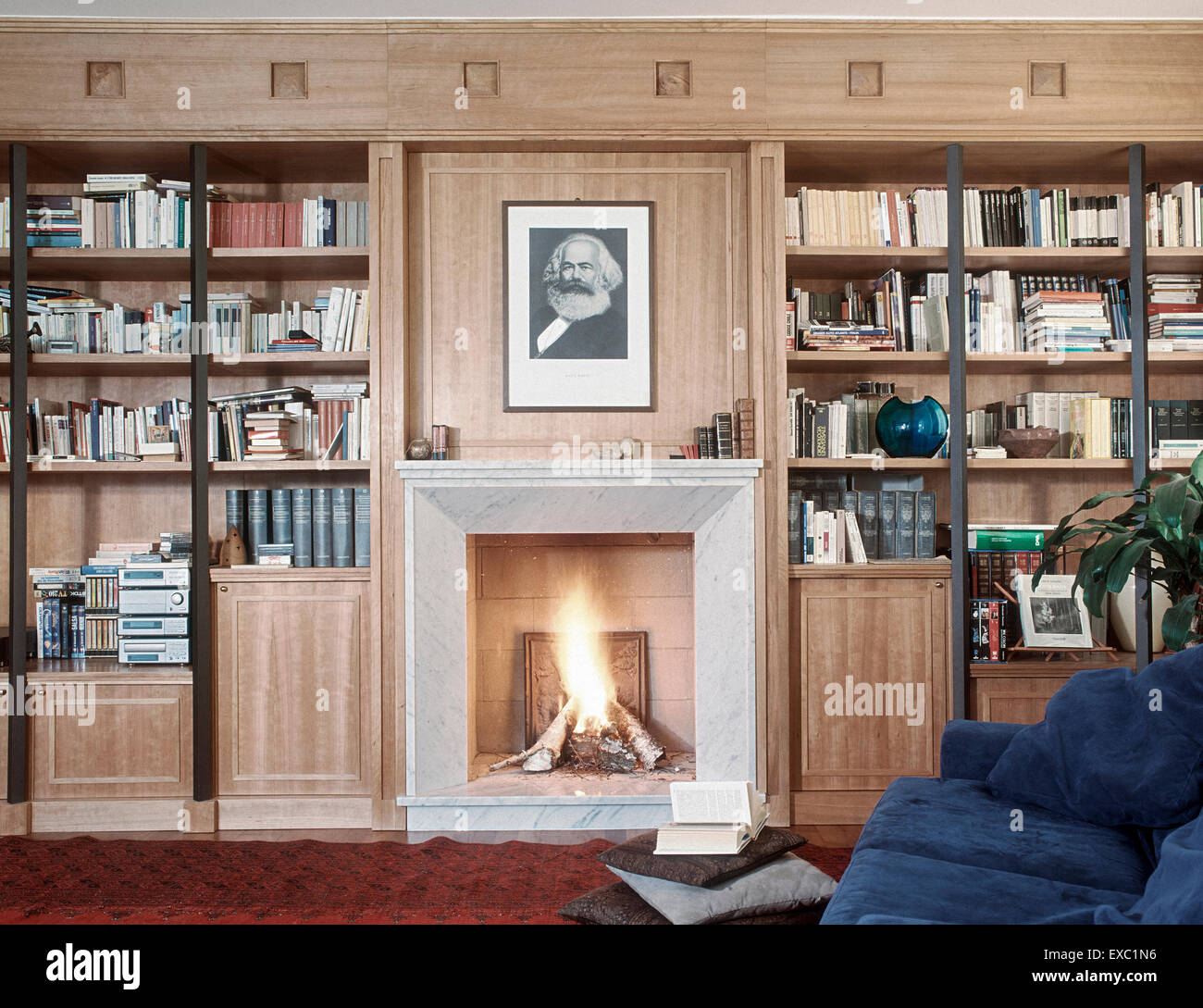 Camino con fuoco ardente impostato in boiserie in soggiorno moderno Foto  stock - Alamy