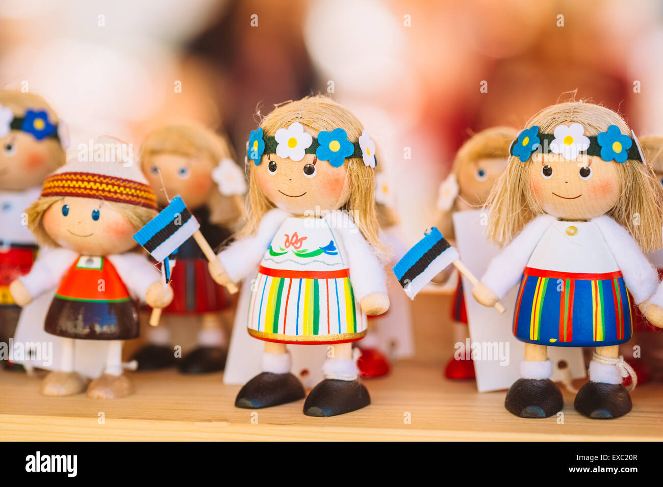 Colorato estone di bambole di legno al mercato. Le bambole sono il più popolare negozio di souvenir da Tallinn e simbolo della cultura del paese. Foto Stock