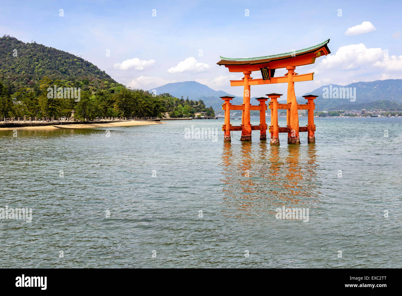 La floating gate torii di Sacrario di Itsukushima, Giappone .santuario di Itsukushima è un sacrario scintoista su l'isola di Itsukushima. Foto Stock