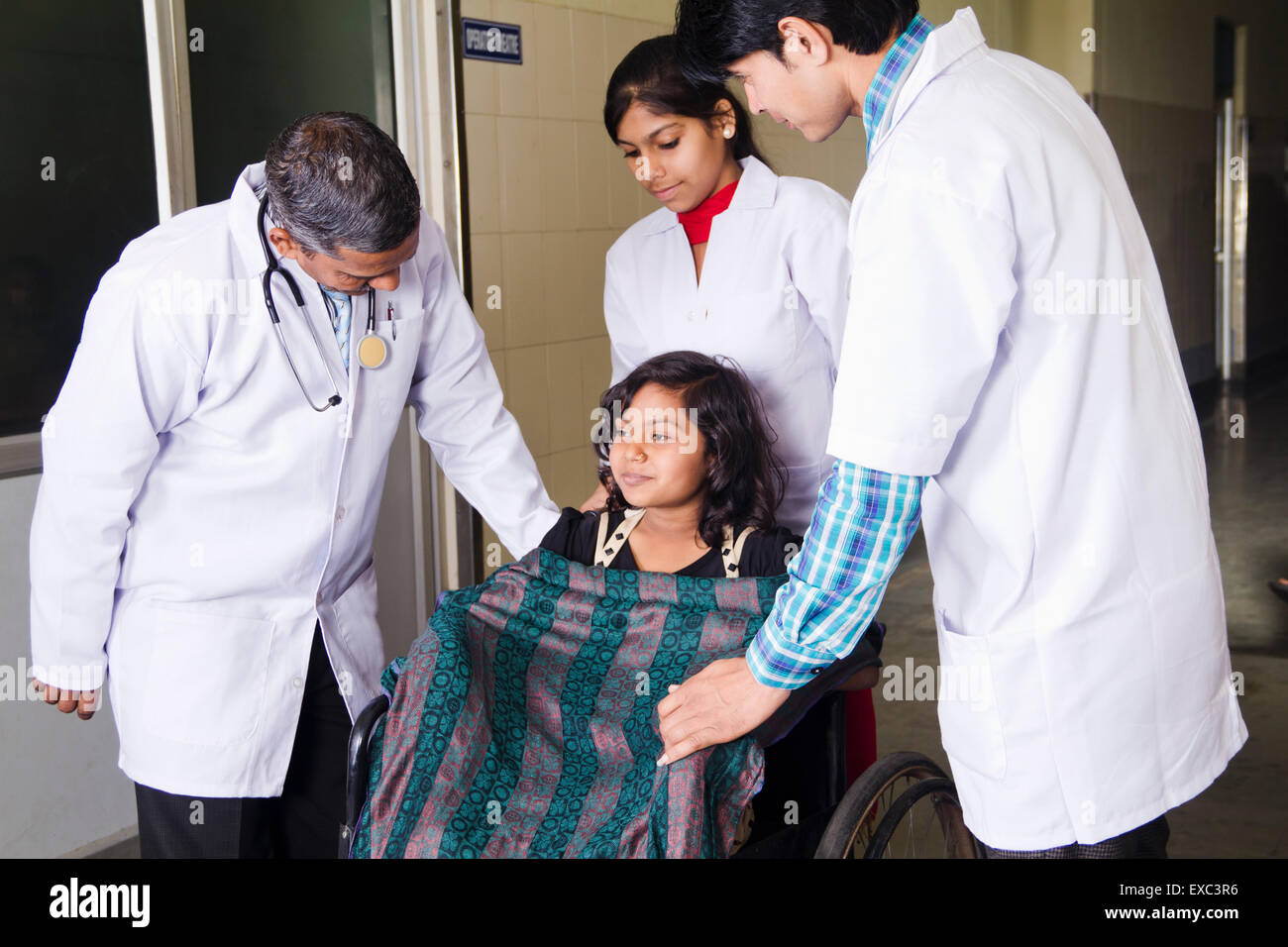 Indian medici ospedalieri di trattamento del paziente Foto Stock