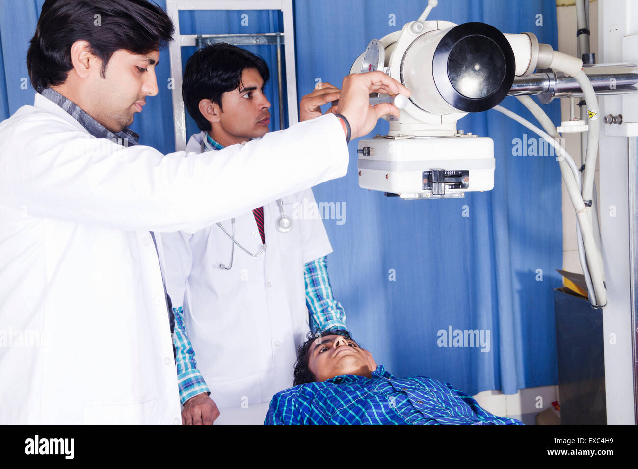 Indian medici ospedalieri di trattamento del paziente Foto Stock