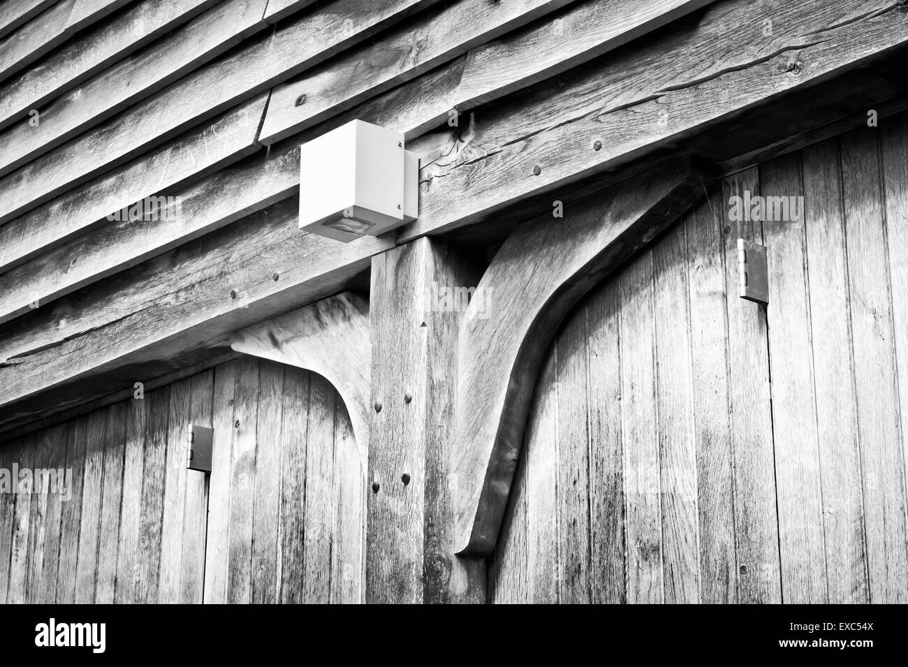 Una parte della superficie esterna di un moderno fienile in legno Foto Stock