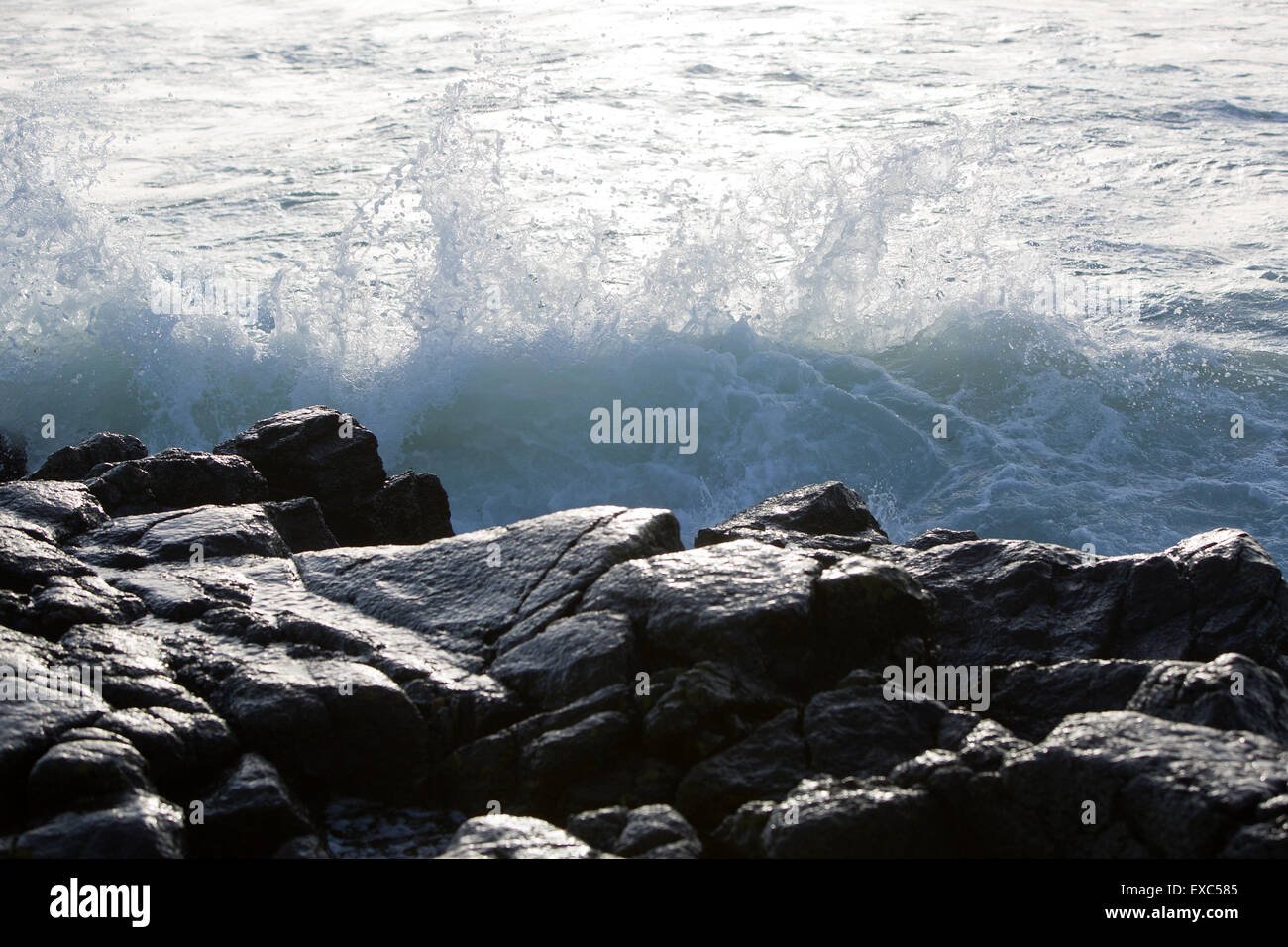 Onde dell'Oceano Atlantico colpire le pietre Foto Stock