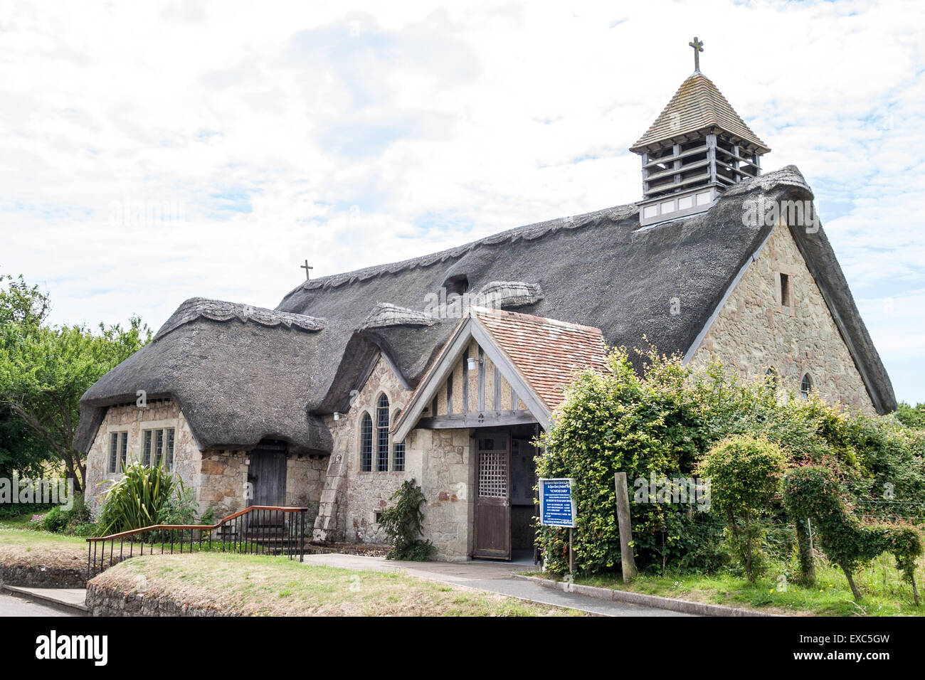 St Agnes chiesa con il tetto di paglia, Baia di acqua dolce, Isle of Wight, Regno Unito Foto Stock