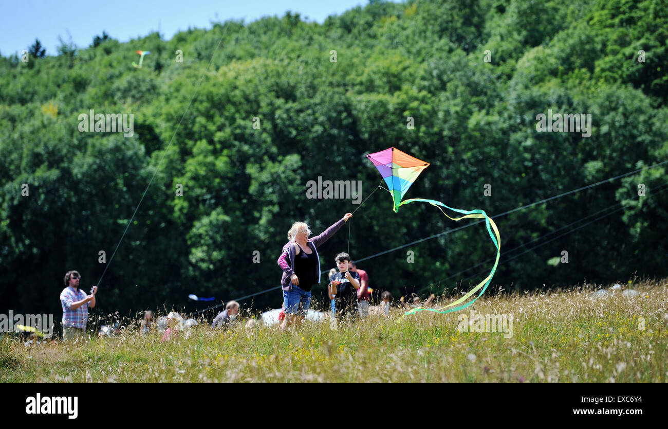 Brighton, Regno Unito. 11 Luglio, 2015. Perfetto battenti meteo per bambini e adulti con il sole caldo e una brezza il primo giorno dell'annuale Brighton Kite Festival che si svolge nel Parco Stanmer questo fine settimana Foto Stock