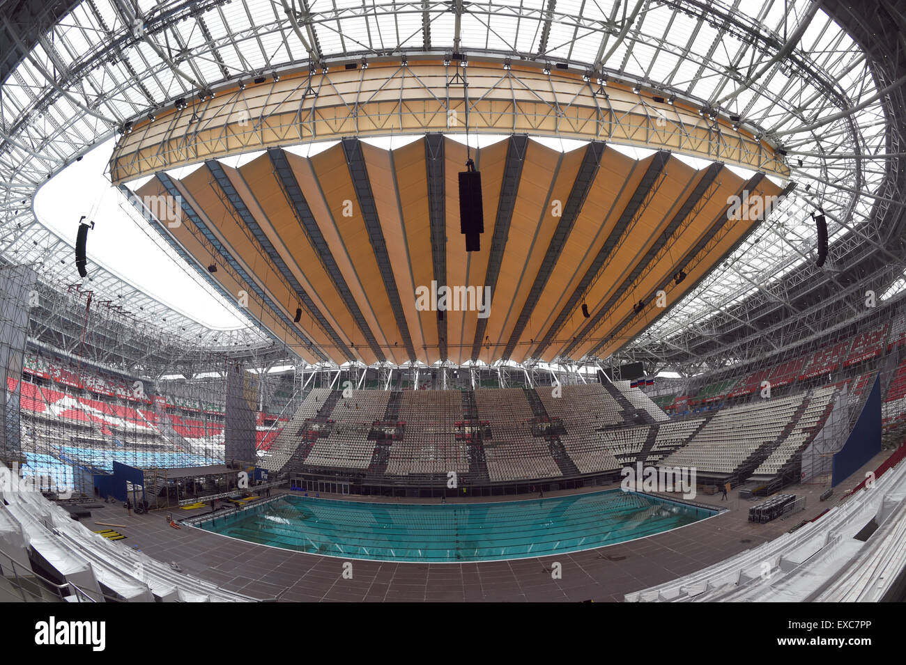 Una piscina e visualizzazione di cavalletti sono state impostate nell'Arena di Kazan a Kazan, Russia, 11 luglio 2015. Il XVI FINA World Aquatics Championships sarà trattenuto in questa posizione dal 24 luglio al 09 agosto 2015. Il multi-purpose arena servirà anche come luogo di lavoro per il 2018 della Coppa del Mondo FIFA. Foto: Marcus Brandt/dpa Foto Stock