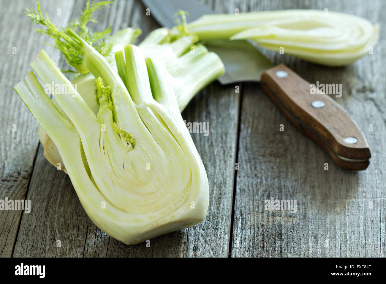 Tagliare il finocchio su un tavolo di legno Foto stock - Alamy