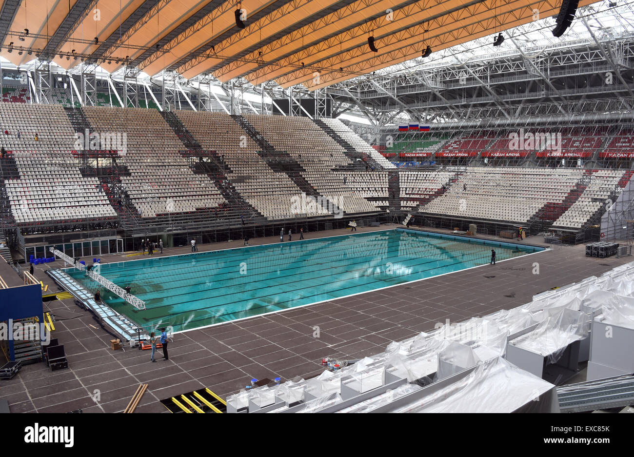 Una piscina e visualizzazione di cavalletti sono state impostate nell'Arena di Kazan a Kazan, Russia, 11 luglio 2015. Il XVI FINA World Aquatics Championships sarà trattenuto in questa posizione dal 24 luglio al 09 agosto 2015. Il multi-purpose arena servirà anche come luogo di lavoro per il 2018 della Coppa del Mondo FIFA. Foto: Marcus Brandt/dpa Foto Stock