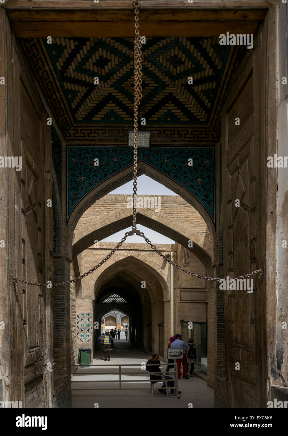 Moschea del Venerdì ingresso con una catena di obbligare la gente a ridurre la loro testa, Provincia di Isfahan, Isfahan, Iran Foto Stock
