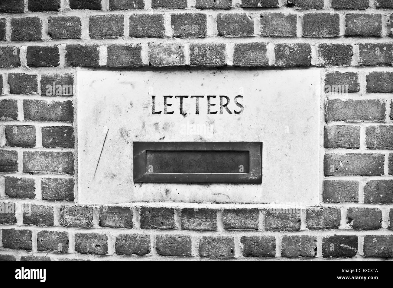 Una buca delle lettere in una parete di mattoni Foto Stock