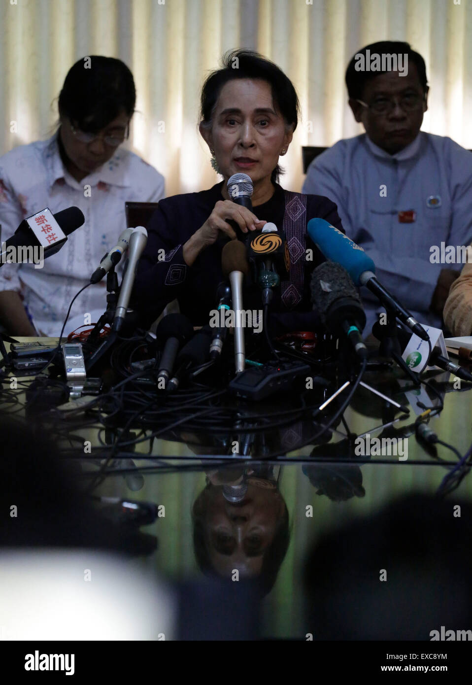 No Gen. Pyi Taw, Myanmar. 11 Luglio, 2015. Leader del Myanmar la Lega nazionale per la democrazia (NLD) di Aung San Suu Kyi (C) parla ai media durante una conferenza stampa a Nay Gen. Pyi Taw, Myanmar, luglio 11, 2015. Aung San Suu Kyi ha annunciato sabato che il suo partito sarà concorso il paese della prossima elezione generale previsto per il mese di novembre 8. Credito: U Aung/Xinhua/Alamy Live News Foto Stock