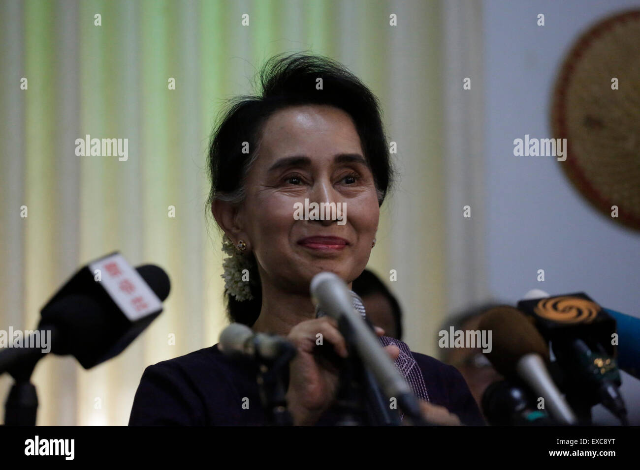 No Gen. Pyi Taw, Myanmar. 11 Luglio, 2015. Leader del Myanmar la Lega nazionale per la democrazia (NLD) di Aung San Suu Kyi sorrisi ai media durante una conferenza stampa a Nay Gen. Pyi Taw, Myanmar, luglio 11, 2015. Aung San Suu Kyi ha annunciato sabato che il suo partito sarà concorso il paese della prossima elezione generale previsto per il mese di novembre 8. Credito: U Aung/Xinhua/Alamy Live News Foto Stock