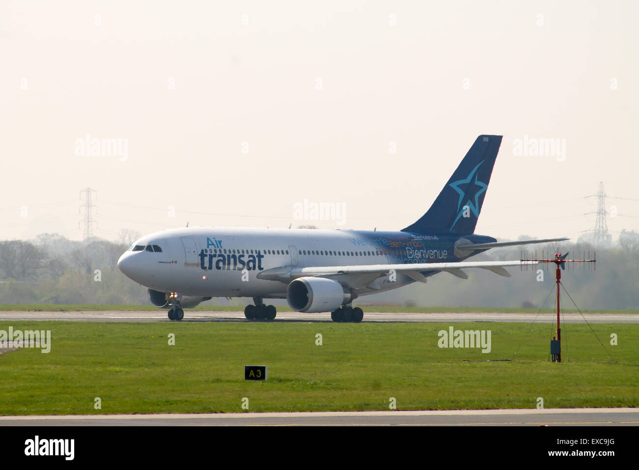 Air Transat Airbus A310 uscire dall'Aeroporto Internazionale di Manchester. Foto Stock