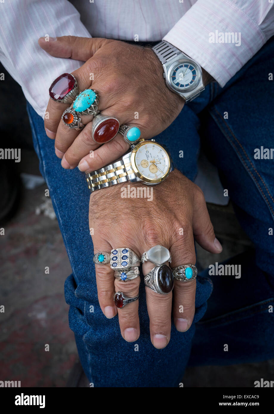 L'uomo Vendita di anelli in Tajrish Bazaar, Shemiranat County, Teheran,  Iran Foto stock - Alamy