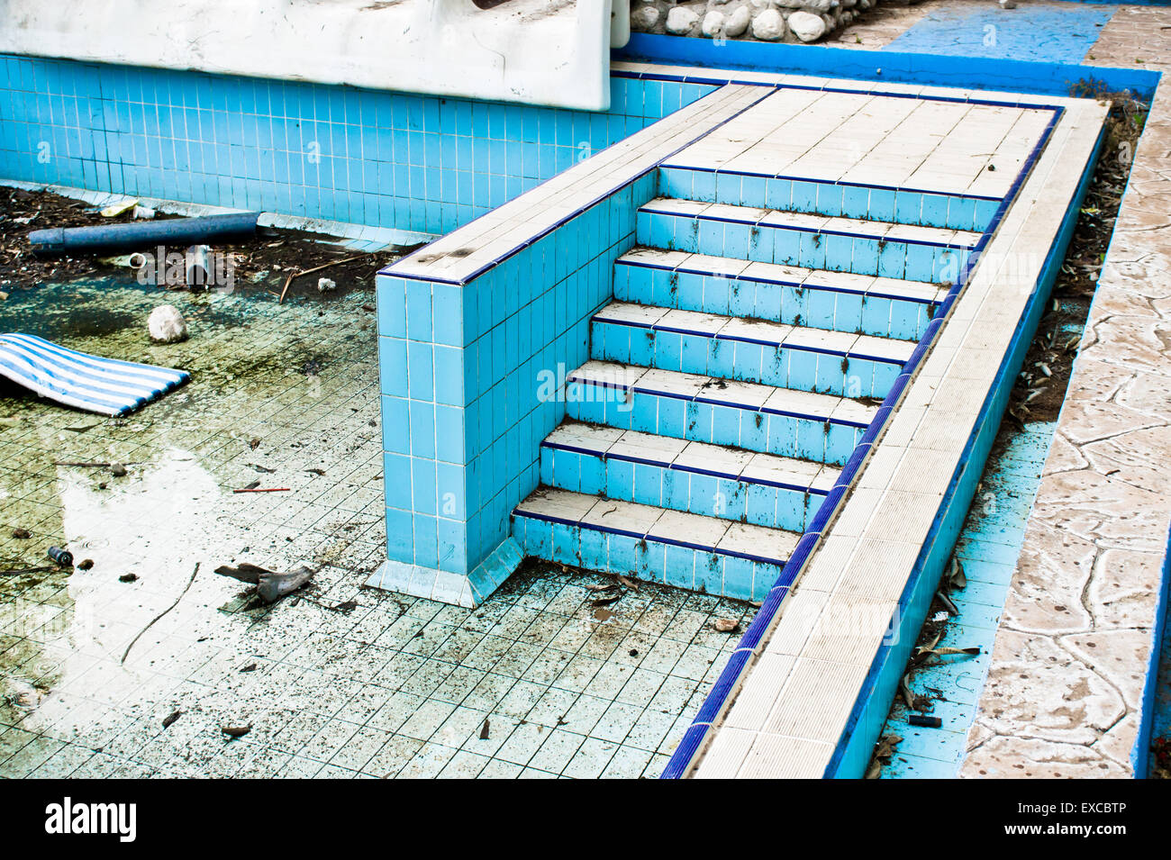 Parte di una negligente piscina in Turchia Foto Stock