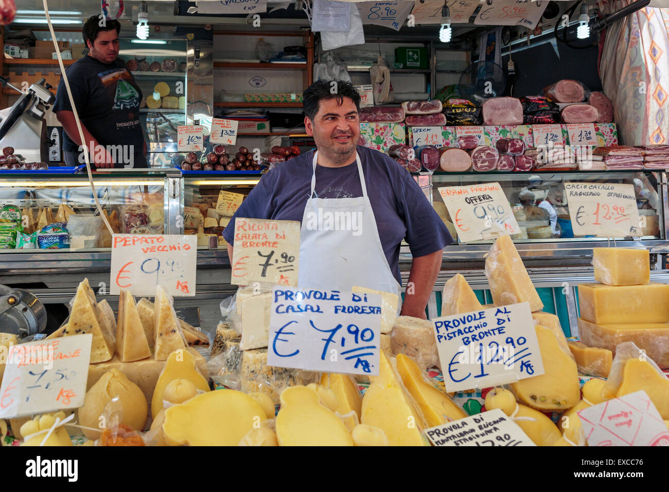 Venditore di formaggio a Catania street market, città di Catania, Sicilia, Italia Foto Stock