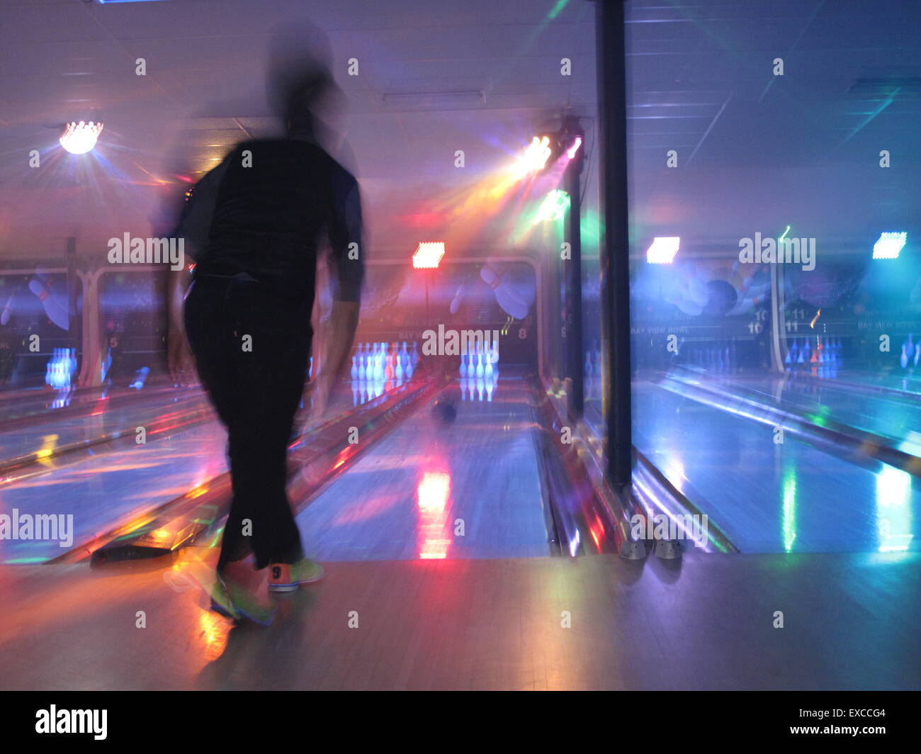 Giocatori di notte glow bowling a una pista da bowling Foto Stock