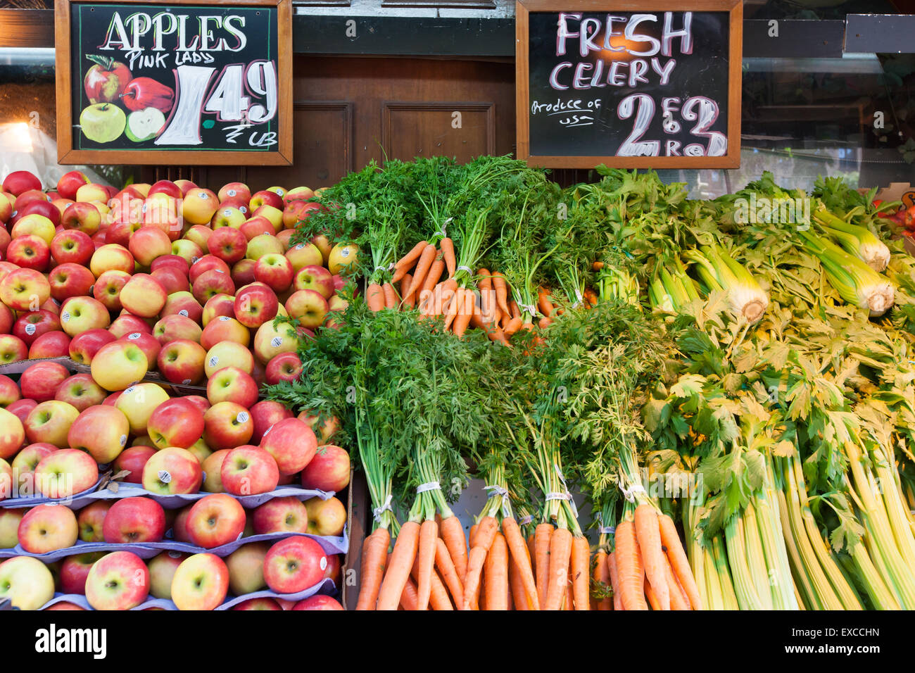 Frutta e verdura fresche in vendita presso un negozio di generi alimentari sul mercato display street a New York City. Foto Stock