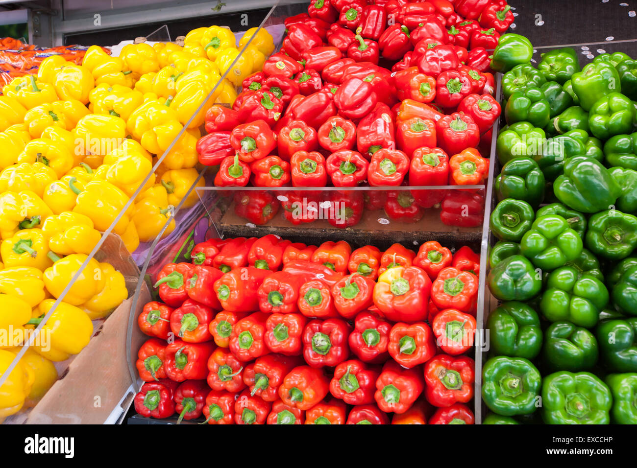 Verdure fresche in vendita presso un negozio di generi alimentari sul mercato display street a New York City. Foto Stock