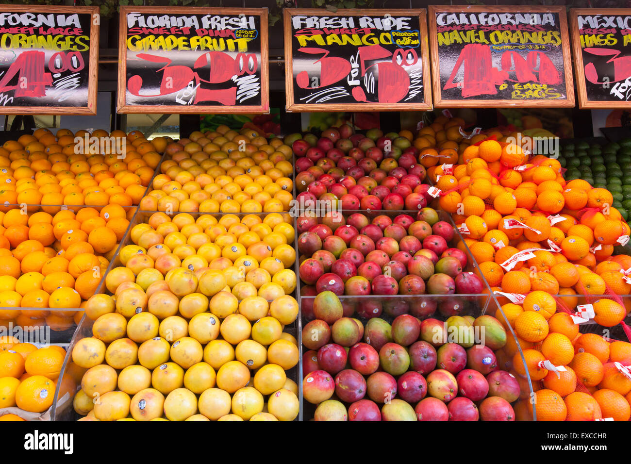 Frutta fresca in vendita presso un negozio di generi alimentari sul mercato display street a New York City. Foto Stock