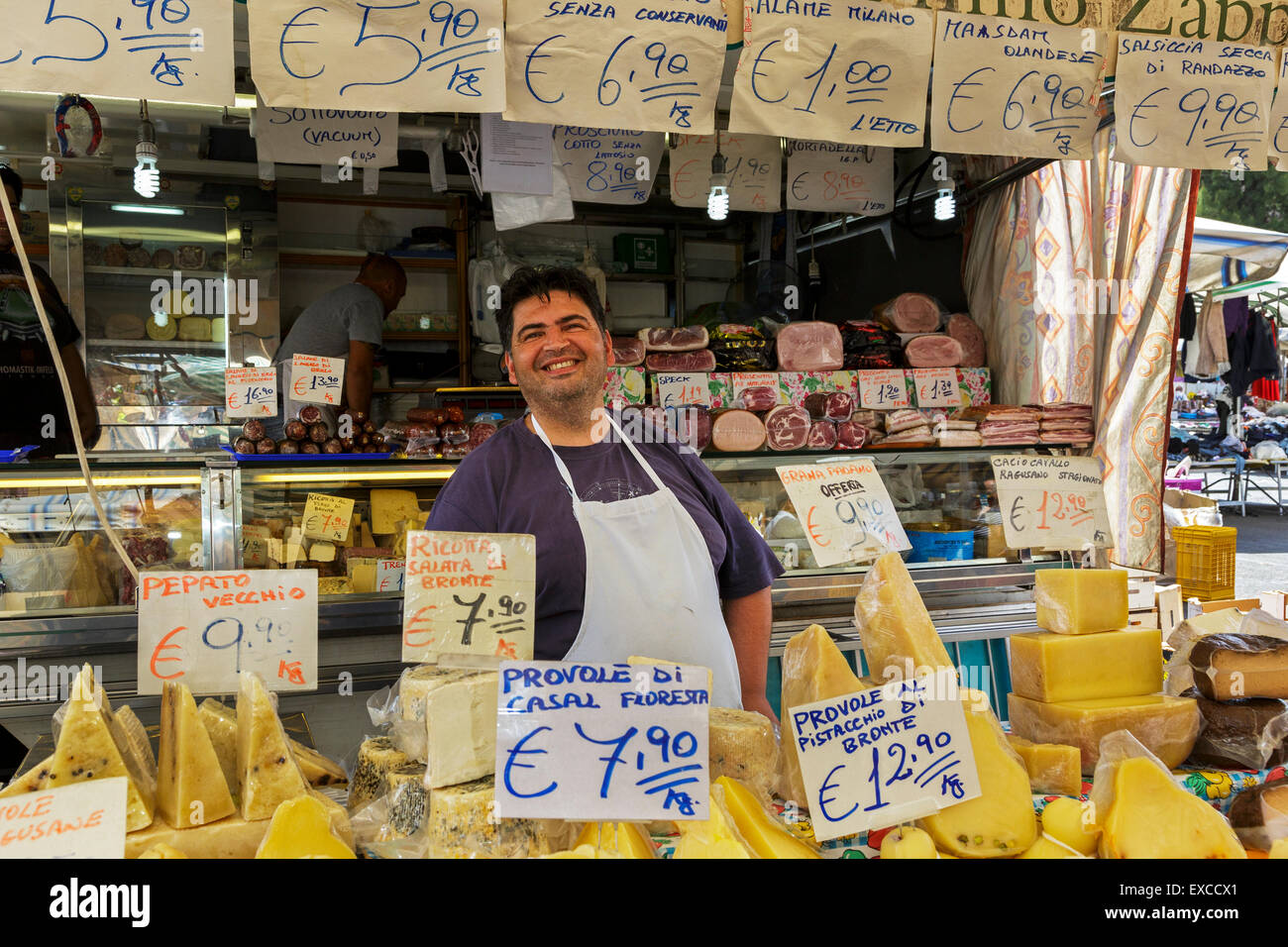 Venditore di formaggio a Catania street market, città di Catania, Sicilia, Italia Foto Stock