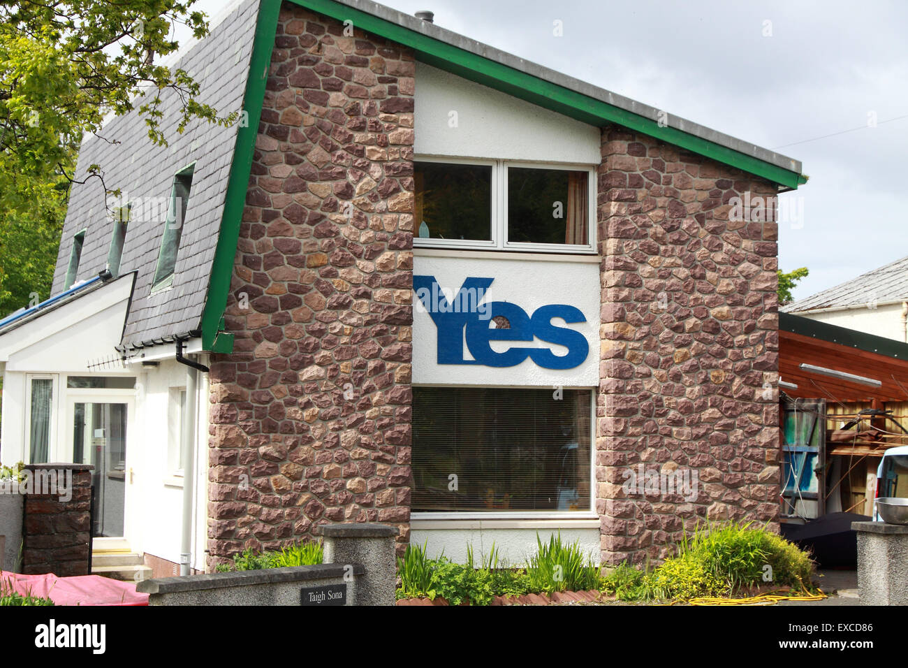 Una casa residenziale in Ullapool, sostenendo il sì referendum per una Scozia indipendente Foto Stock