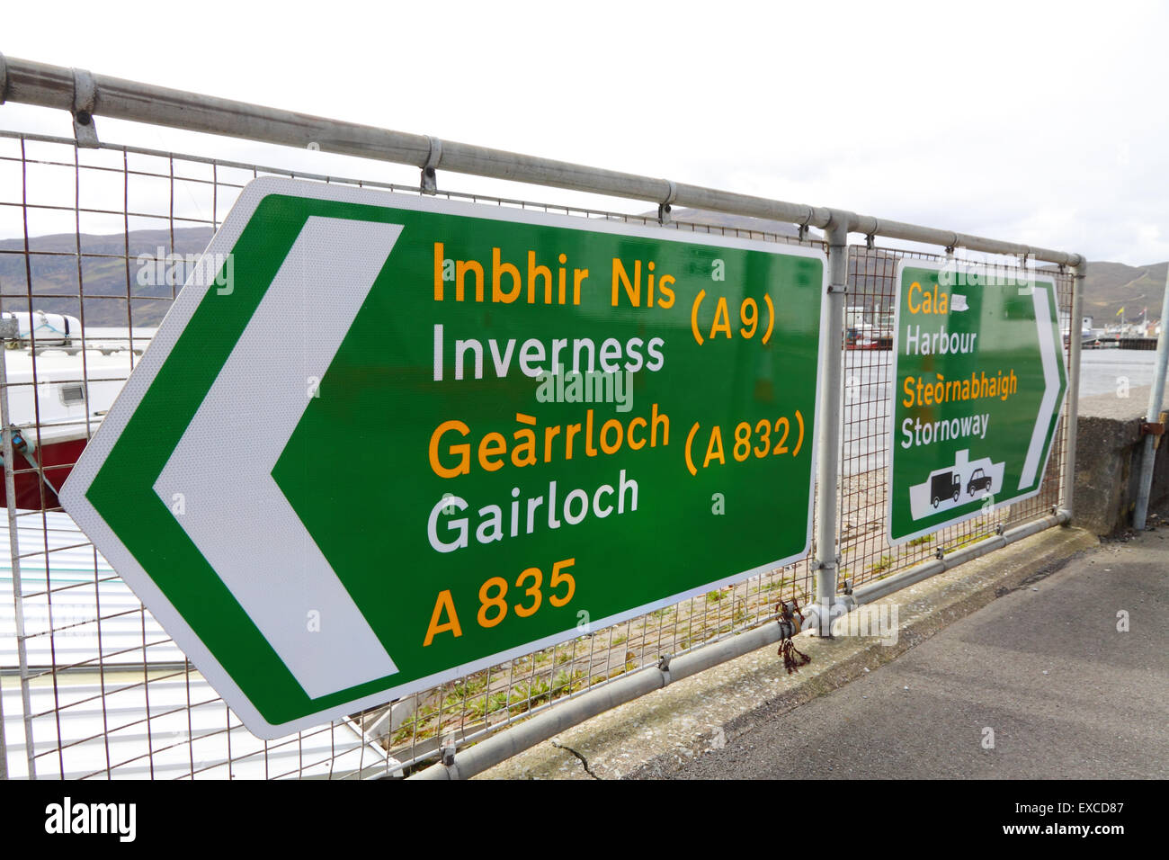 Regno Unito indicazioni stradali insegne in Ullapool, Highlands scozzesi, promuovendo il Gaelico oltre l'inglese Foto Stock