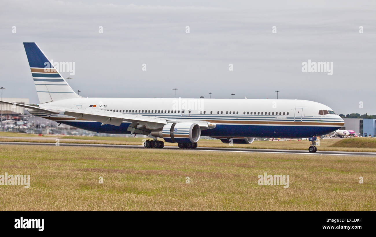 Lo stile di privilegio Boeing 767 CE-LZO arrivando all aeroporto London-Luton LTN Foto Stock