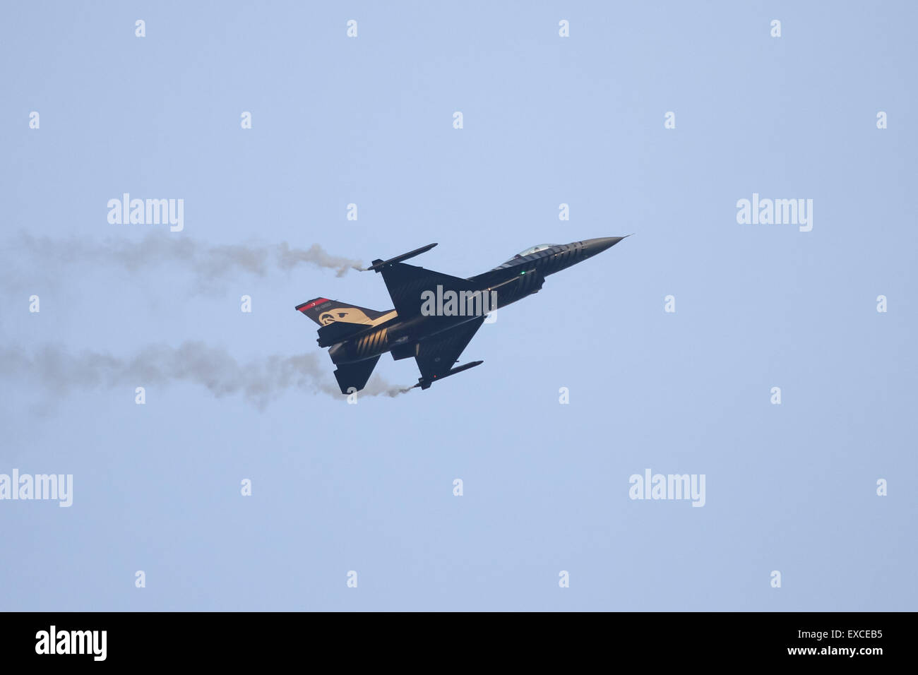 ISTANBUL, Turchia - 17 Maggio 2015: Turkish Air Force Solo Display acrobazia assolo del Team Turk esegue. Solo Turk aereo è un F-16 Foto Stock