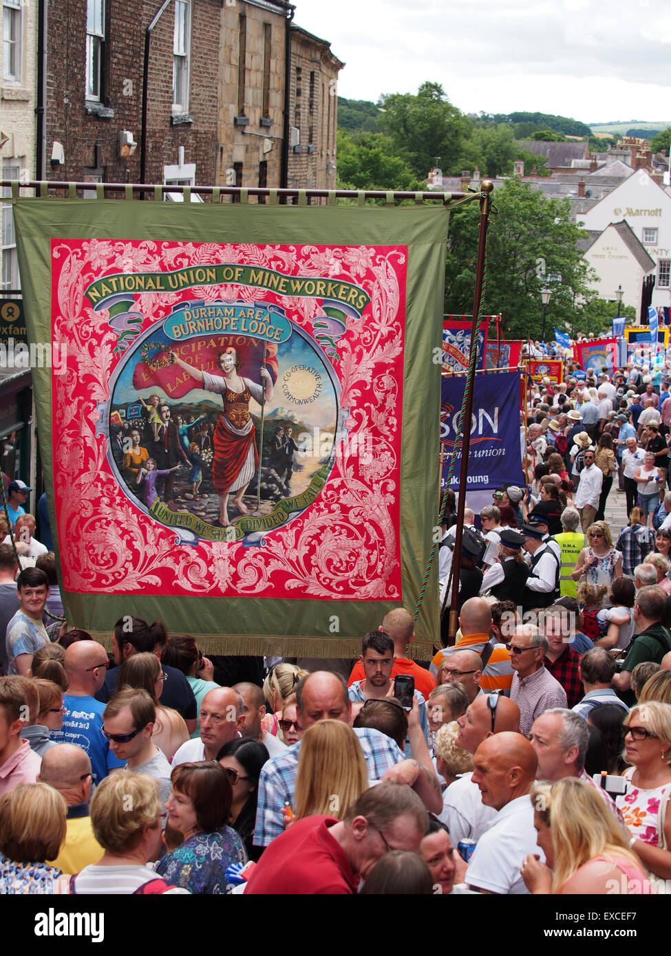 Durham, Regno Unito. 11 Luglio, 2015. Sfilata di Banner a Durham minatori di Gala. Foto Stock