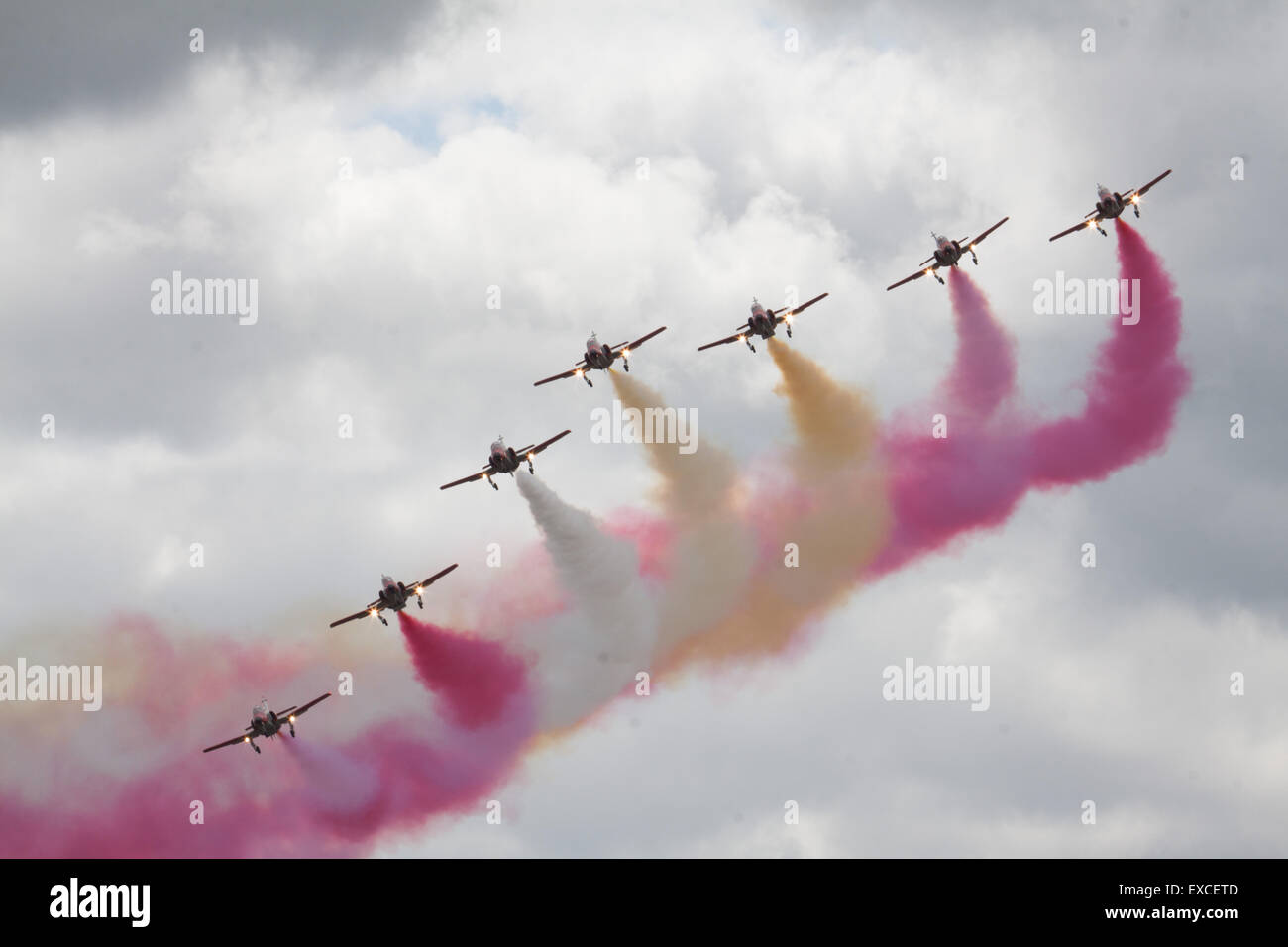 Yeovilton International Air giorno, Ilchester, Somerset, Regno Unito. 11 Luglio, 2015. La PATRULLA AGUILA la spagnola Air Force aerobatic team di dimostrazione a Yeovilton International Air giorno Il Team FLY sette Casa Aviojet formatori ed è finita lì con display rosso giallo Giallo display fumo battenti la loro bandiera nazionale Credito: David Billinge/Alamy Live News Foto Stock