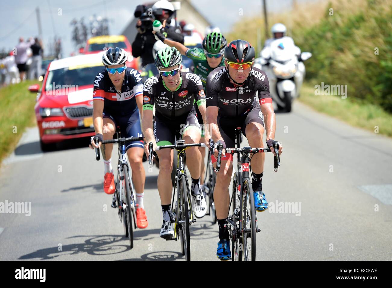 Rennes, Francia. 11 Luglio, 2015. Tour de France Tour in bicicletta, stadio 8. Rennes a Mur de Bretagne. HUZARSKI Bartosz di Bora-Argon 18, SICARD Romain del Team Europcar, Sylvain CHAVANEL della IAM in bicicletta e PERICHON Pierre-Luc Bretagne - Seche Environnement sono la prima pausa fuori del giorno di credito: Azione Plus sport/Alamy Live News Foto Stock