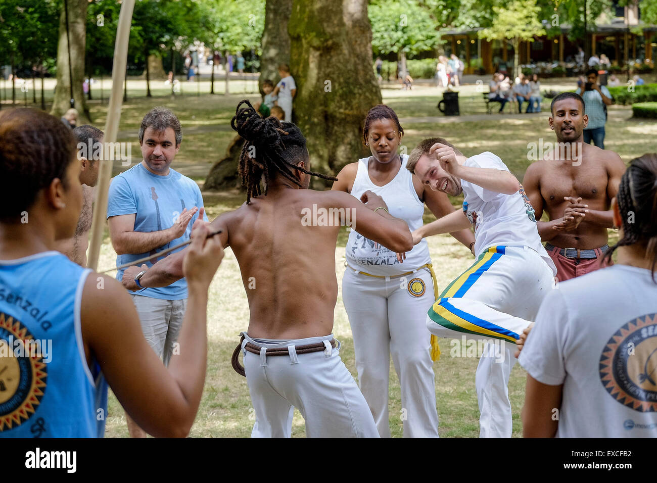 Russell Square Gardens, Londra. 11 Luglio, 2015. Il clima caldo a Londra ha offerto l'opportunità ideale per esponenti di Capoeira per eseguire la loro arte marshal in Russell Square Gardens di oggi. © Gordon Scammell/Alamy Live News. Foto Stock