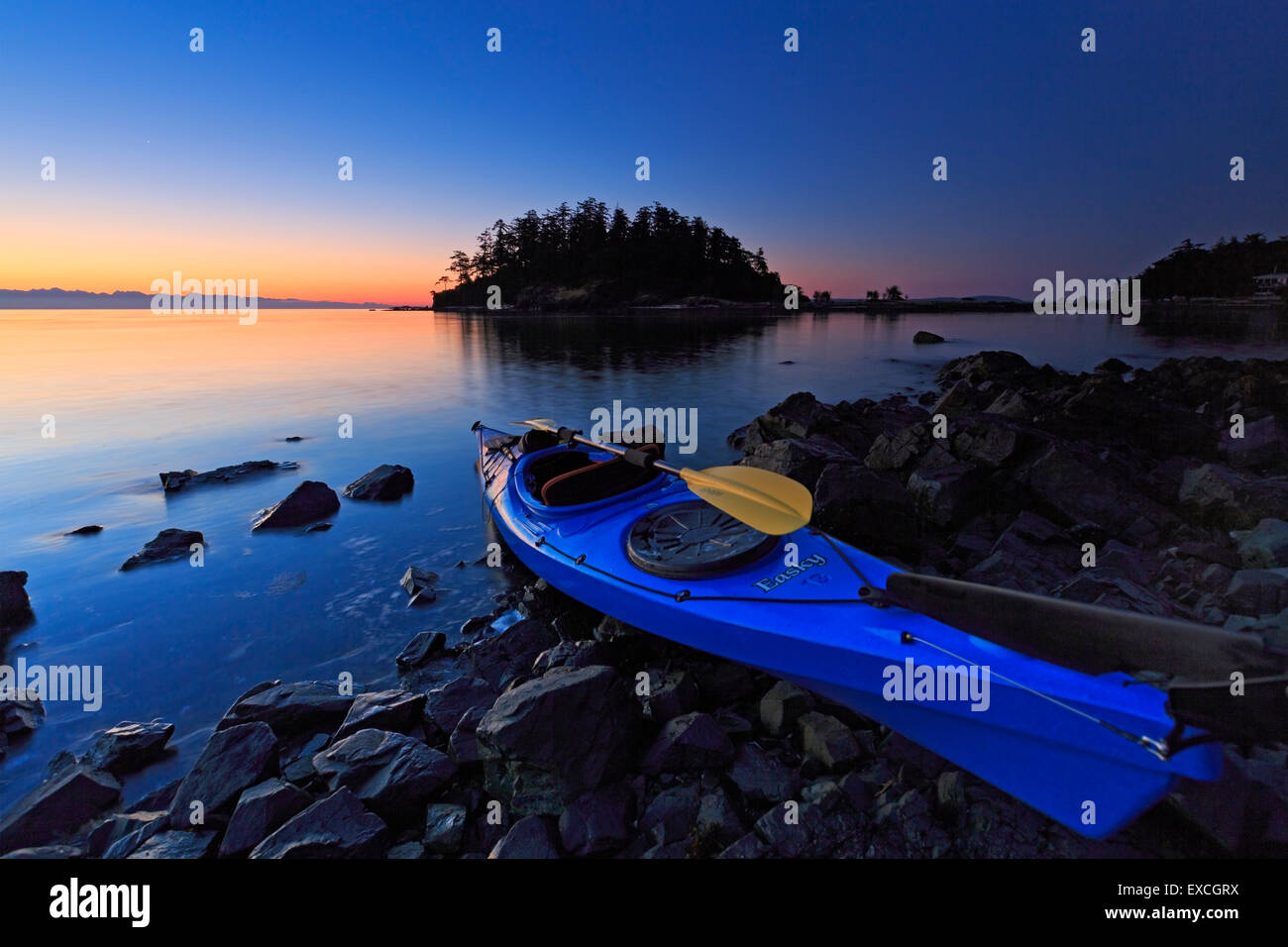 Kayak di mare di scena a sunrise, Pipers Lagoon Park, di Nanaimo, Isola di Vancouver, British Columbia Foto Stock