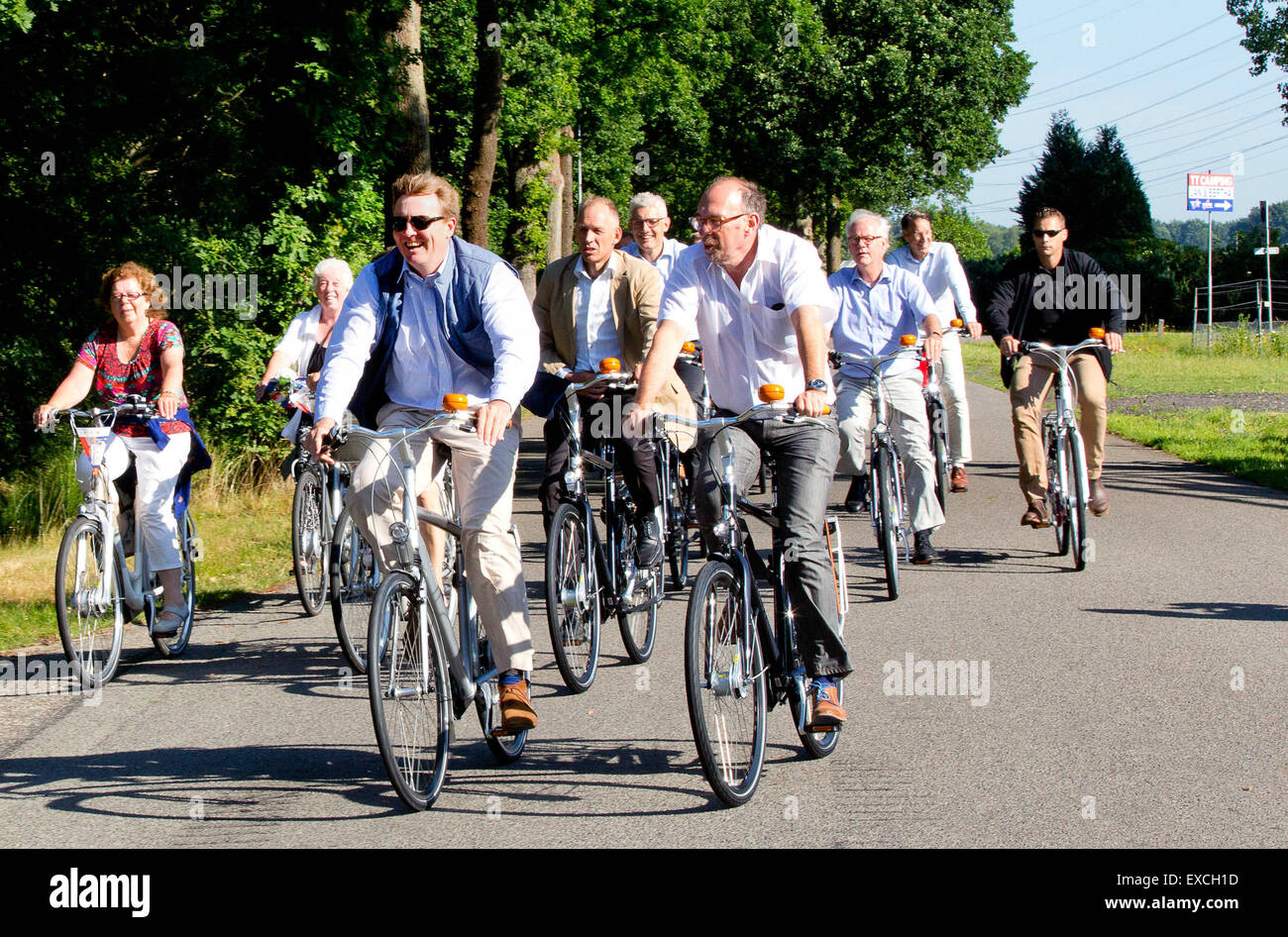 HM Re Willem-Alexander anteriore (l) cicli di una parte del primo giorno del cinquantesimo Drenthe in 4 giorni di escursioni in bicicletta lungo dall'inizio De Bonte Wever di Assen 7 luglio 2015. Nel 1966 il primo 'Drenthe Rijwielvierdaagse' avviato dal circuito TT di Assen. In occasione del cinquantesimo anniversario di questa stagione, i partecipanti ad Assen il passaggio di una parte del percorso sul circuito TT di Assen. Foto: RPE/Albert Philip vd Werf/Paesi Bassi - nessun filo SERVICE - Foto Stock