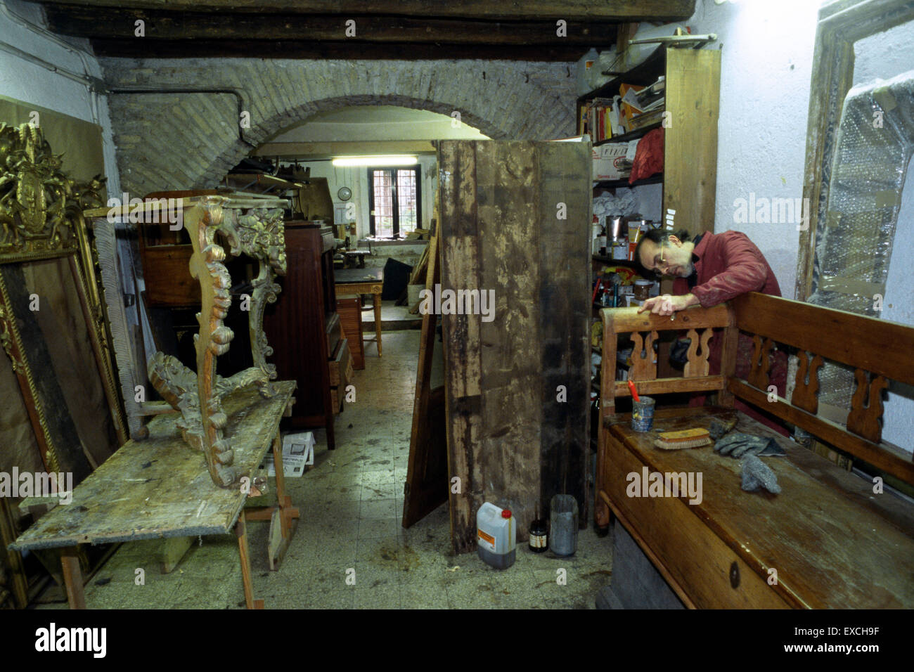Italia, Roma, centro storico, restauro di mobili antichi Foto Stock