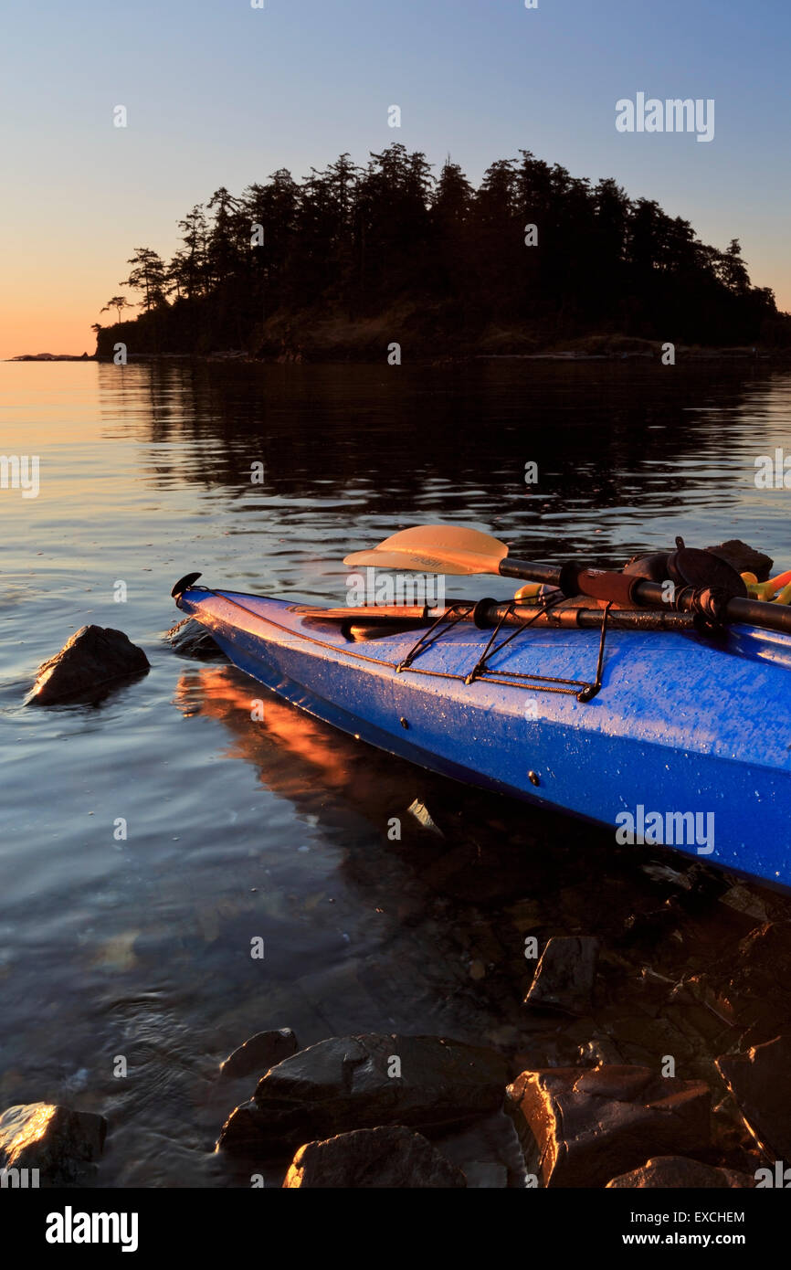 Kayak di mare presso sunrise, Pipers Lagoon Park, di Nanaimo, Isola di Vancouver, British Columbia Foto Stock
