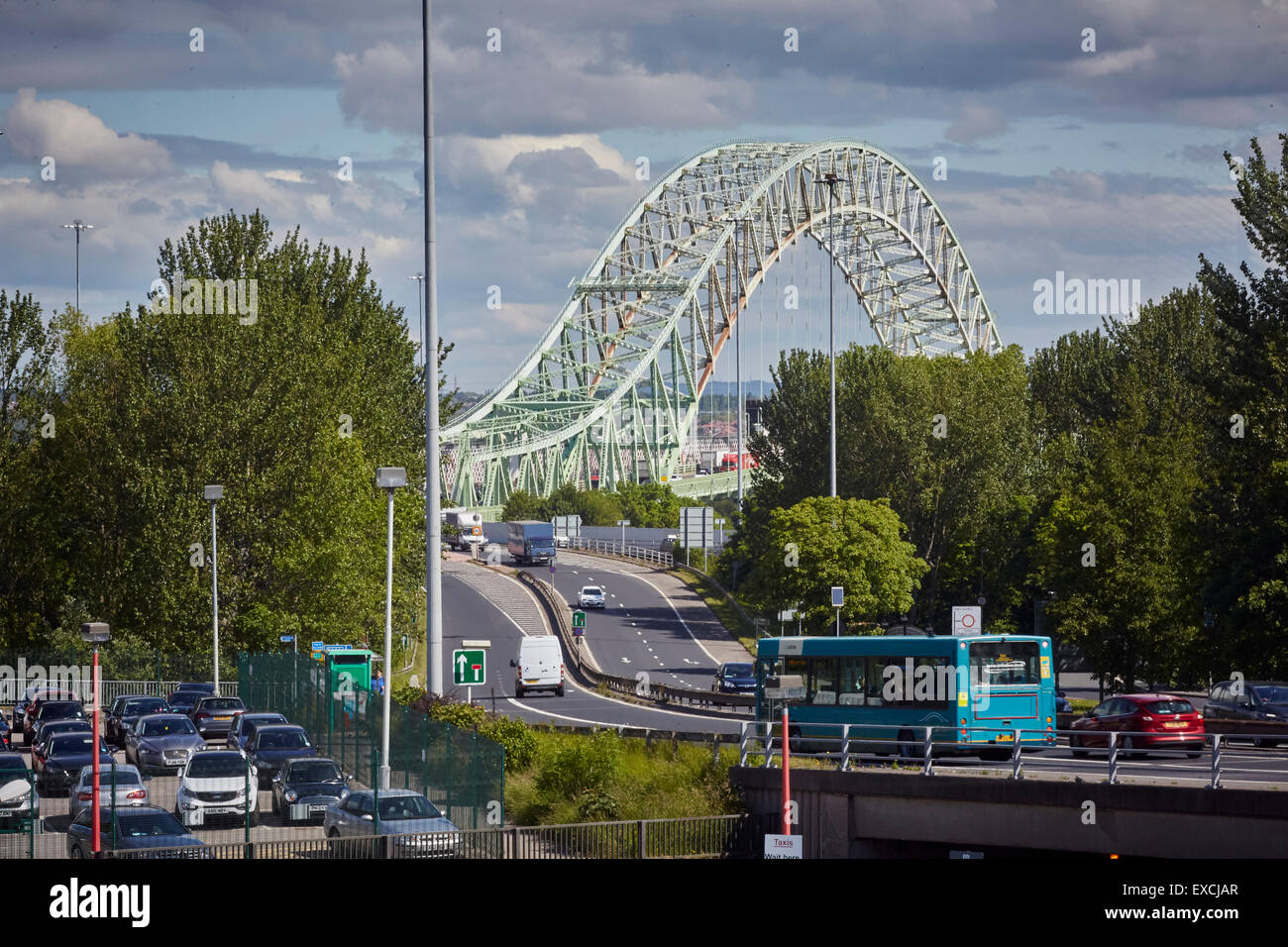 Runcorn è una città industriale e un carico porto in Halton, Cheshire, Regno Unito. Nella foto il Giubileo d'argento a ponte o ponte di Runcorn cros Foto Stock