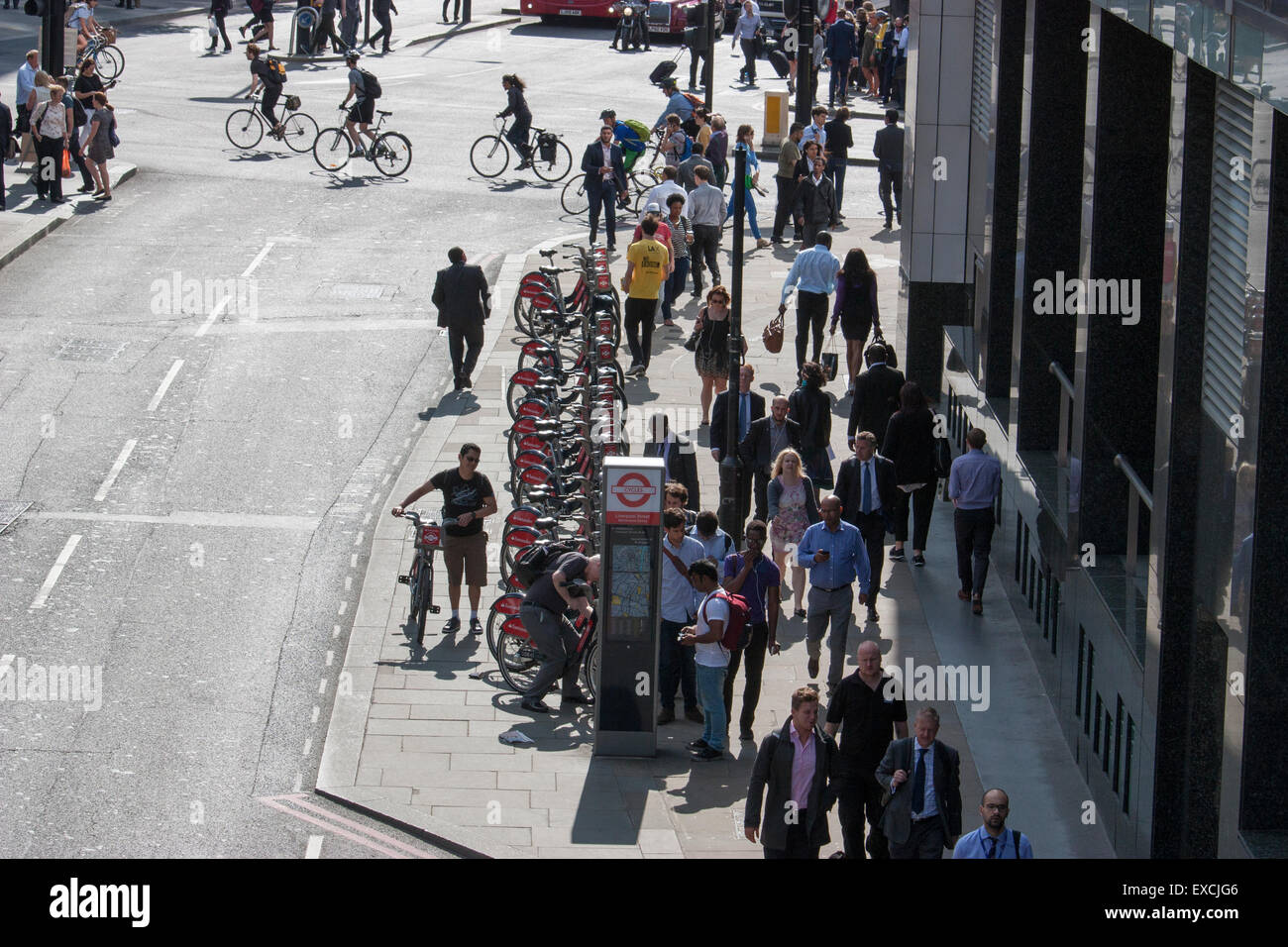 Le code per Santander branded Boris biciclette a noleggio Londra durante il London Underground sciopero del tubo Foto Stock