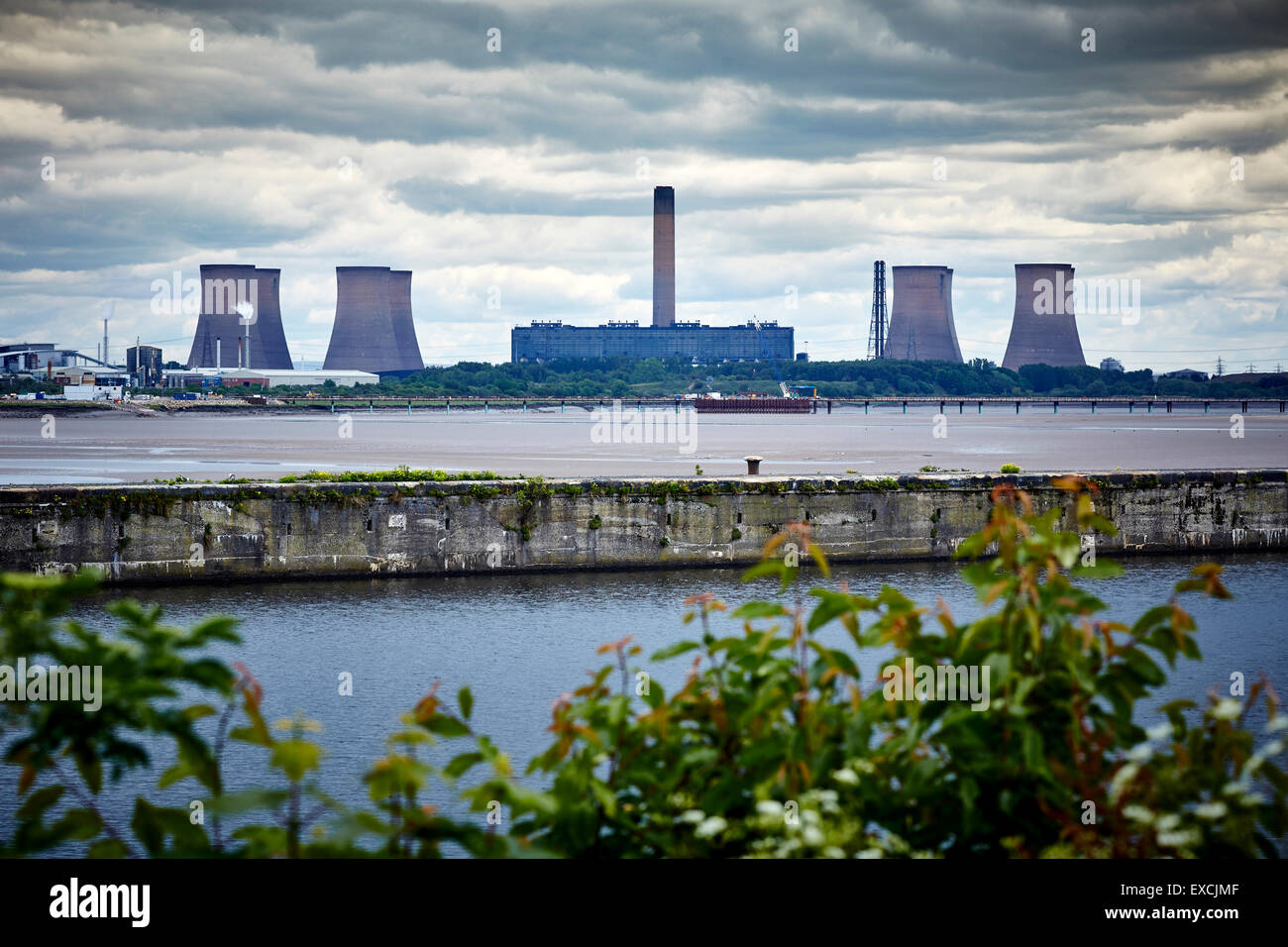 Runcorn è una città industriale e un carico porto in Halton, Cheshire, Regno Unito. Nella foto Fiddlers Ferry Power Station è un Coal Fired po Foto Stock