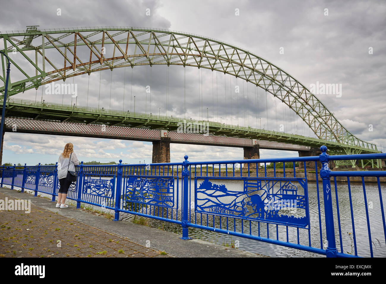 Runcorn è una città industriale e un carico porto in Halton, Cheshire, Regno Unito. Nella foto il Giubileo d'argento a ponte o ponte di Runcorn cros Foto Stock