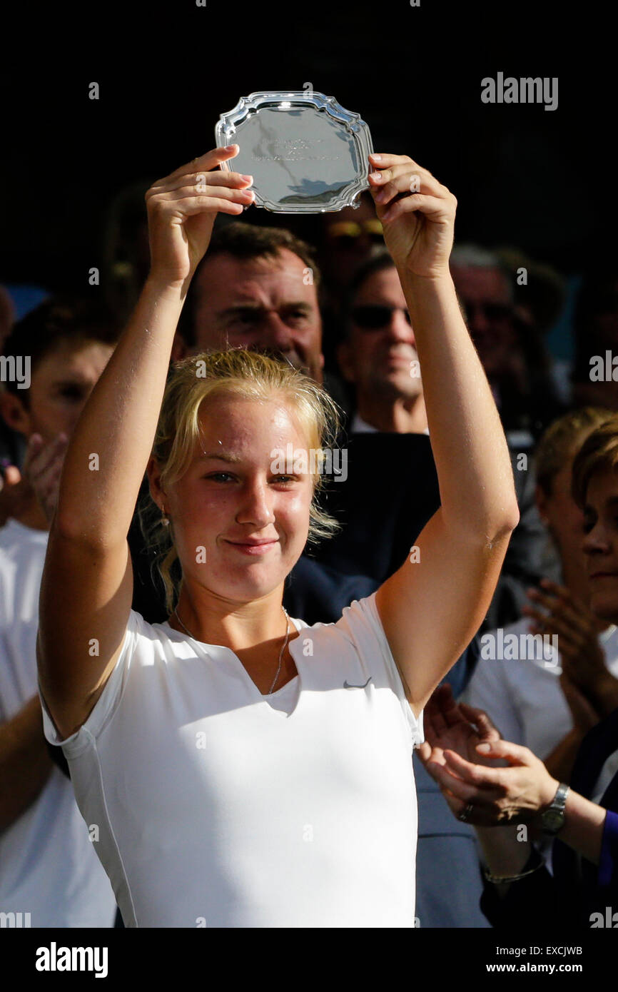 Il torneo di Wimbledon, Regno Unito. 11 Luglio, 2015. Il torneo di Wimbledon Tennis campionati. Le ragazze Singles finale. Anna Blinkova (RUS) pone con il suo runner-up trofeo Credito: Azione Sport Plus/Alamy Live News Foto Stock