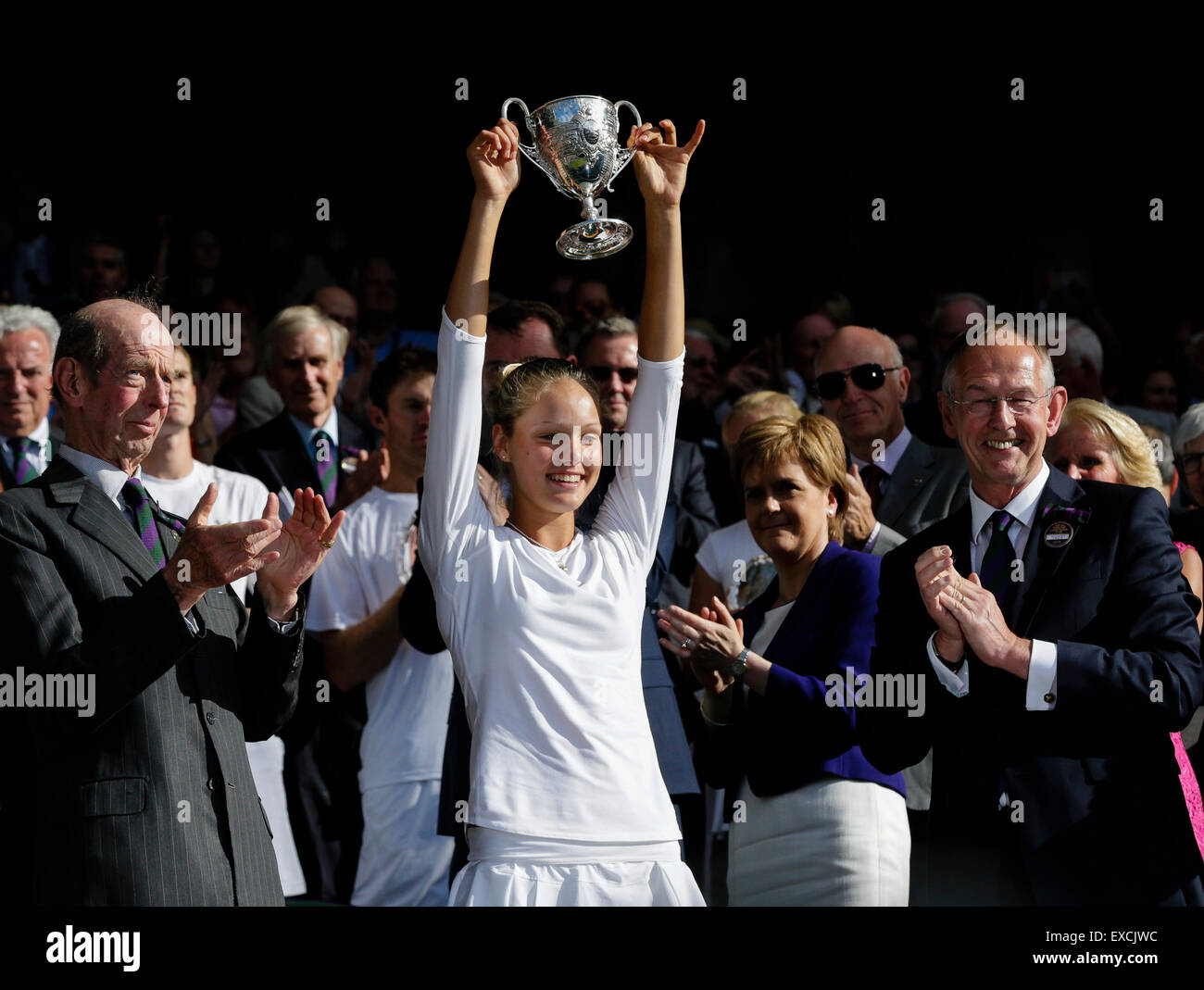 Il torneo di Wimbledon, Regno Unito. 11 Luglio, 2015. Il torneo di Wimbledon Tennis campionati. Le ragazze Singles finale. Sofia Zhuk (RUS) pone con i suoi vincitori del trofeo Credito: Azione Sport Plus/Alamy Live News Foto Stock