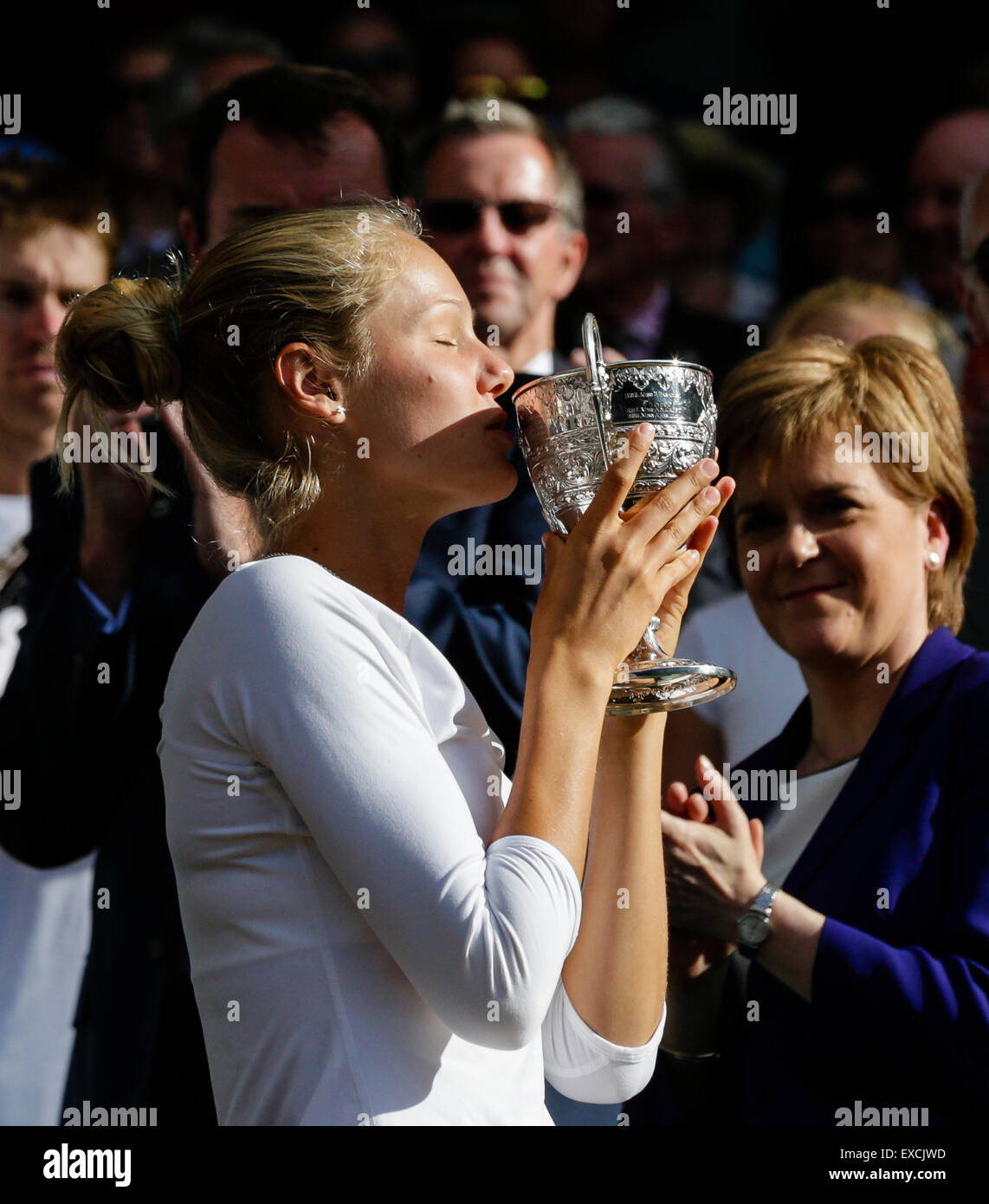 Il torneo di Wimbledon, Regno Unito. 11 Luglio, 2015. Il torneo di Wimbledon Tennis campionati. Le ragazze Singles finale. Sofia Zhuk (RUS) pone con i suoi vincitori del trofeo Credito: Azione Sport Plus/Alamy Live News Foto Stock