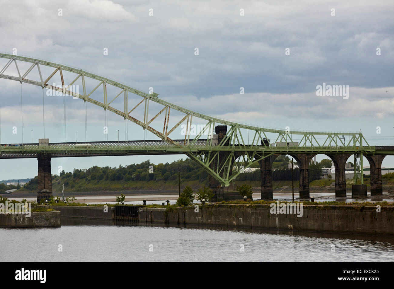 Runcorn è una città industriale e un carico porto in Halton, Cheshire, Regno Unito. Nella foto il Giubileo d'argento a ponte o ponte di Runcorn cros Foto Stock