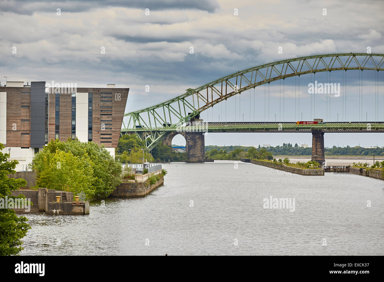 Runcorn è una città industriale e un carico porto in Halton, Cheshire, Regno Unito. Nella foto il Giubileo d'argento a ponte o ponte di Runcorn cros Foto Stock