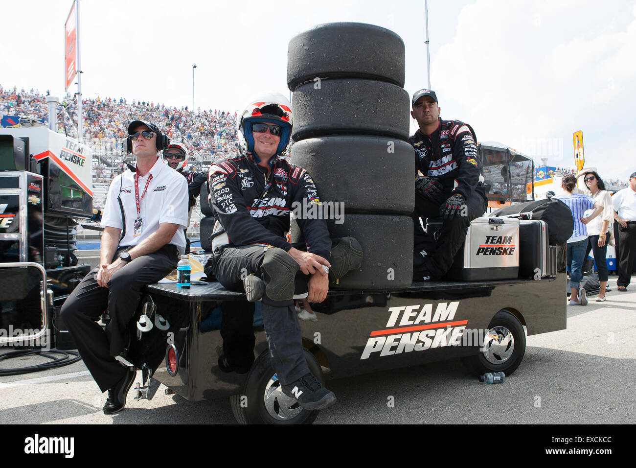 Indy car pit crew di funzionare durante un'IndyCar Series race. Foto Stock