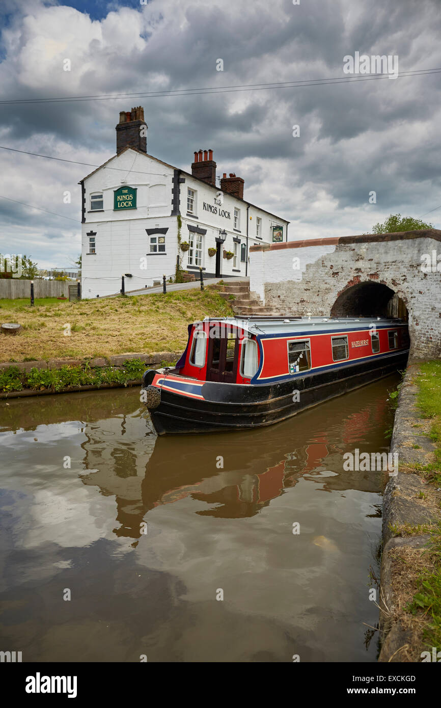 Bloccaggio di Kings Inn Middlewich canal nel Cheshire Foto Stock