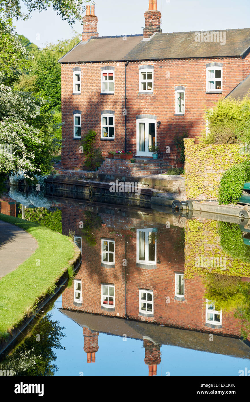 Case sul Trent e Mersey Canal vicino: La Radlett Boat Lift è un due cassettone di bloccaggio di sollevamento nei pressi del villaggio di Radlett, Ches Foto Stock