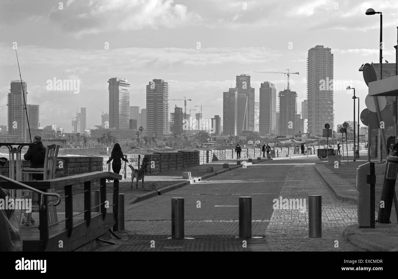 TEL AVIV, Israele - 2 Marzo 2015: Il lungomare sotto la vecchia Jaffa e Tel Aviv in mattina. Foto Stock